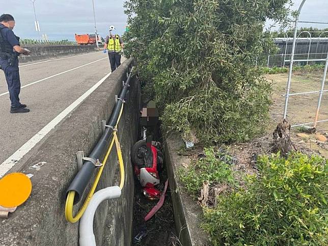 23歲劉姓男子騎乘機車行經西濱快速道路北上慢車道苗栗後龍路段，不明原因連人帶車摔進路邊水溝，苗栗警方5日獲報到場，將劉男送醫急救仍不治。（警方提供）中央社記者魯鋼駿傳真113年10月6日  
