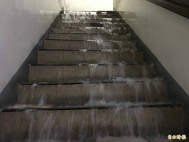 階梯瀑布水勢不斷朝地下停車場宣洩。(記者洪臣宏攝)