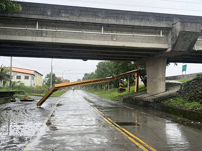 宜蘭市南津路蘭陽大橋下方涵洞一座高三點五公尺的鐵製限高門架，疑遭石姓男子駕駛大貨車車斗上方機械手臂未收妥釀禍。（宜蘭警分局提供）