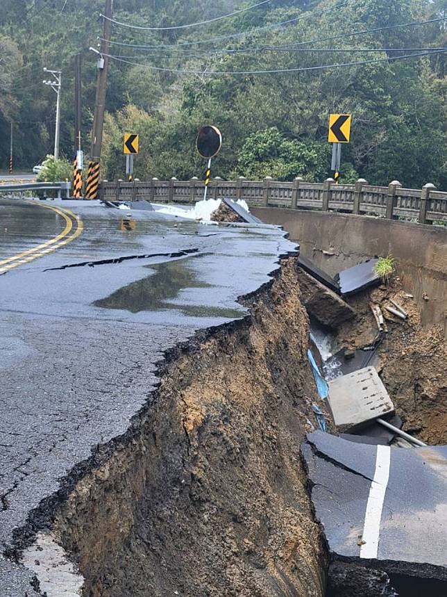 寶二水庫輸水管線破裂，造成道路嚴重崩塌。（記者彭新茹攝）