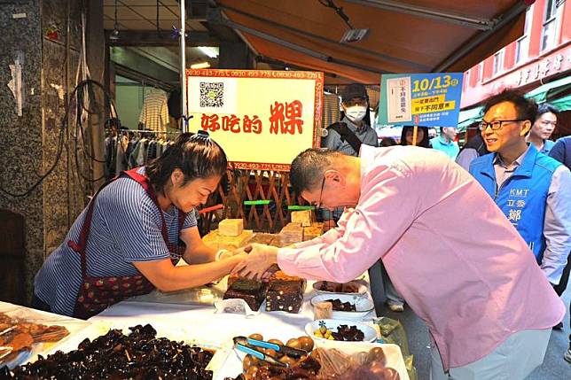 基隆市長謝國樑的罷免案投票即將在週日13日舉行，他今日請假上街拜票。（翻攝Facebook@謝國樑）