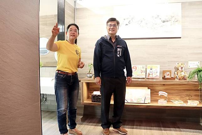 高雄市教育局長謝文斌到桂林國小視察剛改建完成的「五星級廁所」，內部還置放受歡迎的中英文書籍。（記者王正平攝）