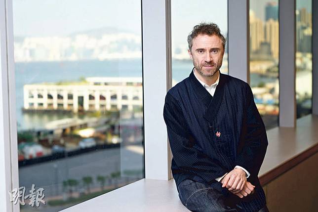 英國設計師Thomas Heatherwick認為，香港建築「被山拯救」，自然山景與城市景觀共存，為香港建築帶來人性化。（蘇智鑫攝）