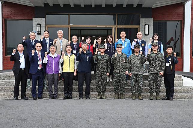 114年高雄市各界首長春節敬軍團今日慰訪陸戰隊指揮部，向陸戰健兒表達敬意與謝忱。（記者孫建屏攝）