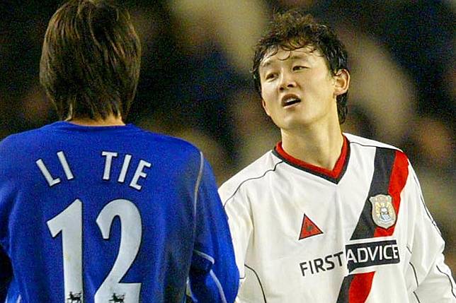 Chinese internationals Li Tie (Everton) and Sun Jihai (Manchester City) shake hands after a 2-2 draw in the English Premier League in 2003.