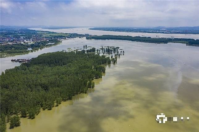 中國暴雨不斷，圖為湖北省黃岡市7月3日暴雨過後的巴河，綠洲成孤島。(圖擷取自網路)