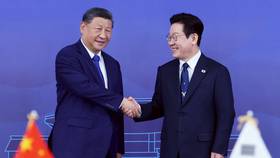 中國國家主席習近平（左）與南韓總統李在明，11月1日於南韓慶州的國立慶州博物館舉行雙邊會談。美聯社