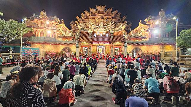 甲辰年岡山壽天宮媽祖聖誕祝壽大典首度走出戶外。（記者陸瓊娟攝）