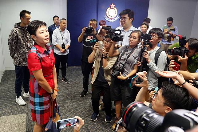 Mainland journalist Chen Xiaoqian is confronted and questioned about her credentials by a group of her Hong Kong peers at a police press conference on Tuesday. Photo: Handout
