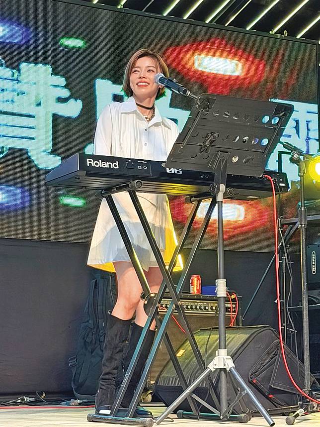 王瞳過去在霸氣樂團擔任鍵盤手，現在跑廟會也拿出看家本領又彈又唱。（翻攝自王瞳臉書）
