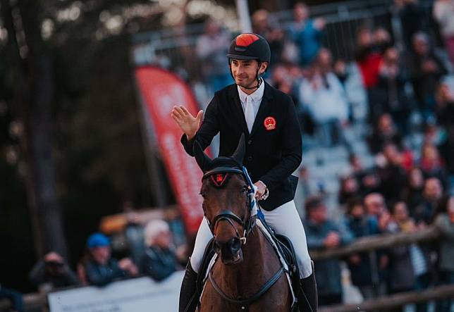 Chinese equestrian Alex Hua Tian greets spectators during the five-star eventing competition in Pau, France from October 24 to 27. (Photo courtesy of Tilly Berendt)