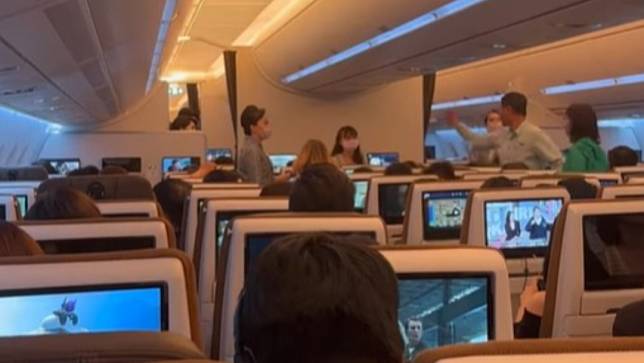 乘客在機上和空服員大吵。FB@爆怨公社