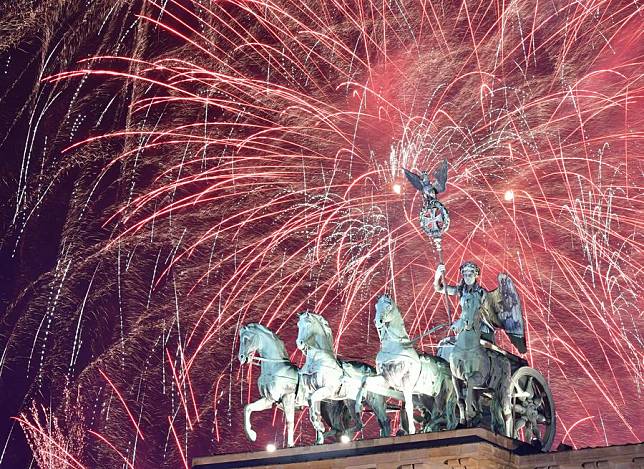 This photo taken on Dec. 31, 2023 shows fireworks exploding during a New Year celebration at the Brandenburg Gate in Berlin, Germany. (Xinhua/Ren Pengfei)