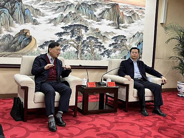 台東副縣長王志輝(左)昨天在中國北京與國台辦副主任潘賢掌(右)晤談。(台東縣府提供)