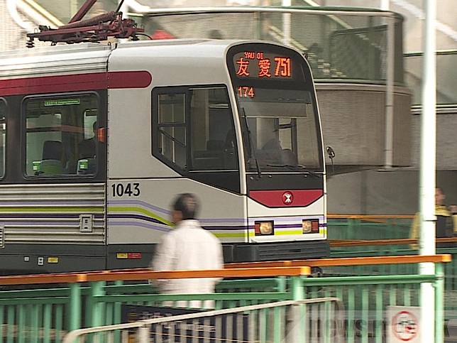 一輛751綫輕鐵列車昨日發生交通事故，事件中一名騎單車人士死亡。（港台圖片）