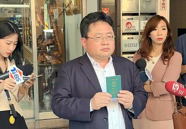國民黨再指矢板明夫（前中）若未放棄日本籍，構成外國人涉入台灣政治活動爭議，相關單位有責任調查。矢板明夫14日在基隆出示中華民國護照，並表示國民黨在被大罷免時，不知該如何回應人民憤怒而胡 亂貼標籤。中央社記者王朝鈺攝 114年5月14日