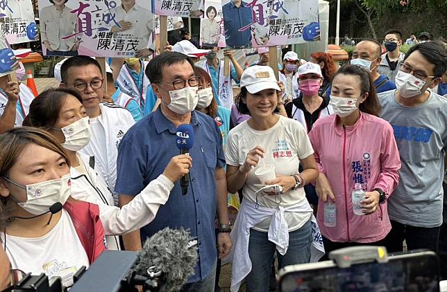 柯志恩與李四川一起去爬觀音山並向民眾爭取支持。　　　　　　　　　（記者許正雄翻攝）