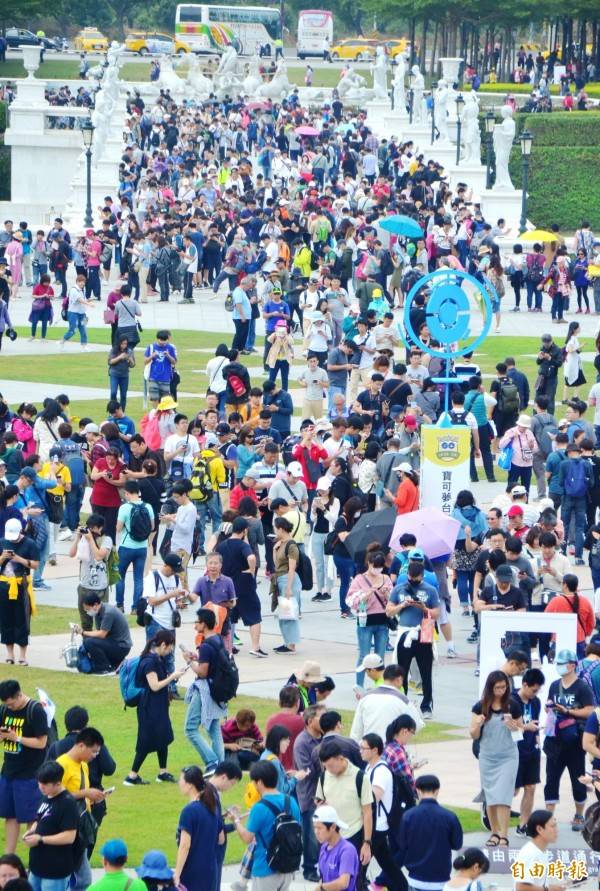《Pokémon GO Safari Zone in Tainan》活動第2天，奇美博物館還是塞爆了。(記者吳俊鋒攝)