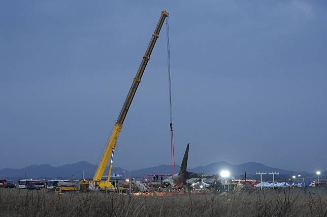 南韓濟州航空1架載有181人的客機，在南韓務安國際機場降落時，疑似因鳥擊導致起落架失靈，嘗試機腹迫降時撞上機場圍牆後爆炸。（美聯社）