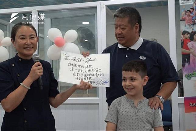 1名2年級的敘利亞難民兒童阿里．阿布迪捐出了珍貴的1歐元幫助台灣購買新冠疫苗。（取自朱學恒的阿宅萬事通事務所臉書）