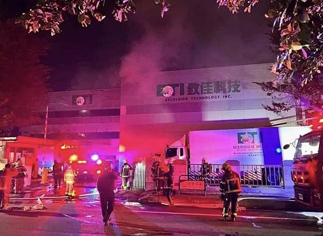 新竹縣湖口工業區內的致佳科技公司15日晚間發生火 警，廠內疑似有危險化學物品，警消獲報到場搶救， 無人受傷受困。（民眾提供） 中央社記者魯鋼駿傳真 111年1月16日