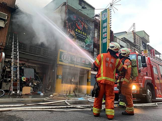 桃園市今天凌晨發生透天厝火警，釀成1死1傷，消防人員另救出4人幸無大礙。(記者余瑞仁翻攝)