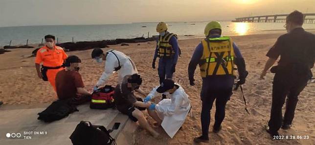28日清晨，有2名陸籍漁民海中受困，爬上金門大橋，警消獲報出動岸巡協同消防局救人，並送往烈嶼醫院診治。