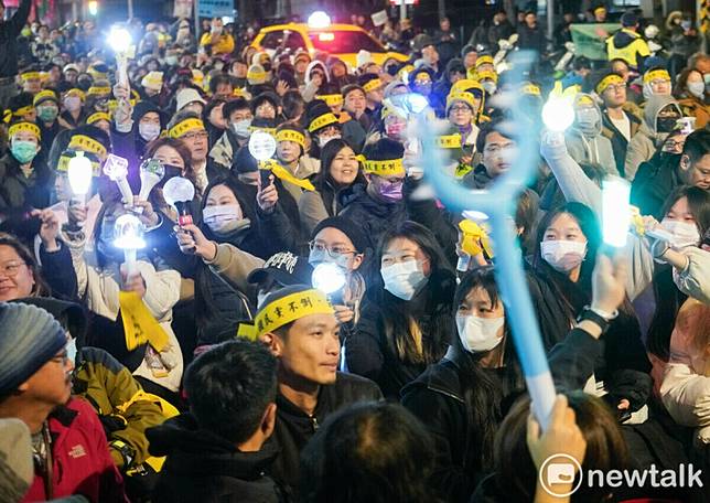 民團發起「冬季青鳥在台北」行動，有超過6000名民眾不畏寒風出席，表達對國民黨毀憲亂政的不滿。 圖：張良一攝