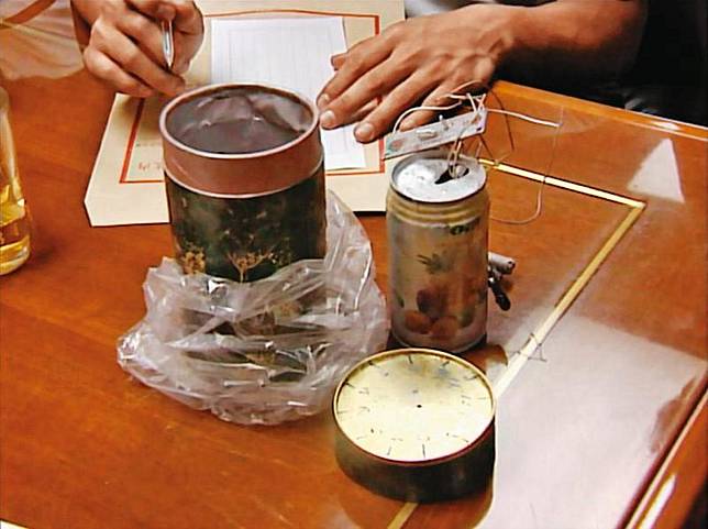 歹徒將極易爆炸的「水銀抗動裝置炸彈」放置茶葉罐裡。（東森新聞提供）