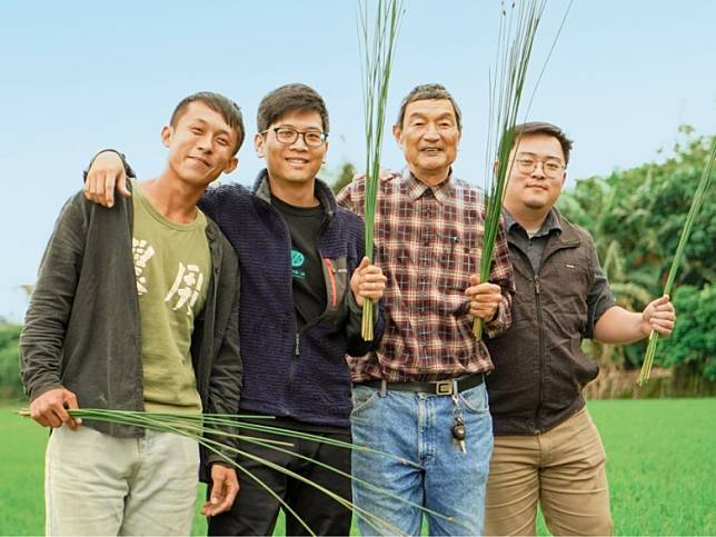 青農龔哲敬（左一）與李俊發（左三）採契作方式合作種植蒲草田，落實循環經濟。（圖片來源：玩艸植造嘖嘖募資）