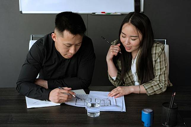 出社會後必須學習職場上的基本禮儀和潛規則。示意圖取自Pexels