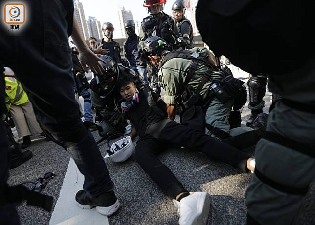 昨日多名示威者被警方制服。
