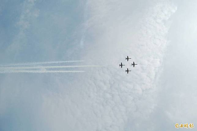 2名飛官聯合告別式中，4架軍機將以象徵飛官殞落的「缺席隊形」衝場掠空，致上最高敬意。(記者蘇福男攝)