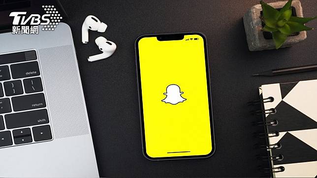 社群媒體平台Snapchat母公司Snap，計劃對旗下6500名員工裁員五分之一。(圖 / shutterstock)