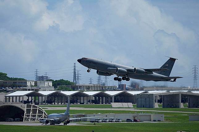 智庫示警，日本航空自衛隊及美國海軍陸戰隊、海軍、空軍共用的岩國基地只要10枚集束炸彈就能被摧毀。（美聯社）