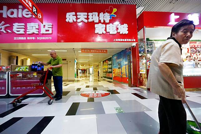 2017年，美國在南韓佈署薩德系統，位在上海的樂天超市與家電城遭顧客抵制，樂天稍後宣布退出中國零售業務。（東方IC）
