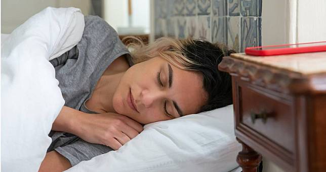 醫揭「7原因」導致睡眠品質低落　提醒勿睡前喝酒或吃太多