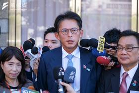 民眾黨主席黃國昌（中）持續追打聯合再生案，表示聯合再生違法使用中國製品，竟還反告國防部。（資料照，劉偉宏攝）