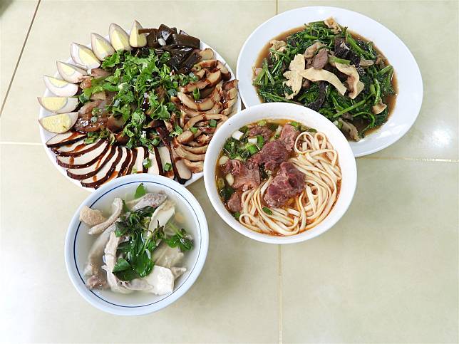 「龍潭牛肉麵」有多種料理，可供民眾選擇。（記者黃馨瑤攝）