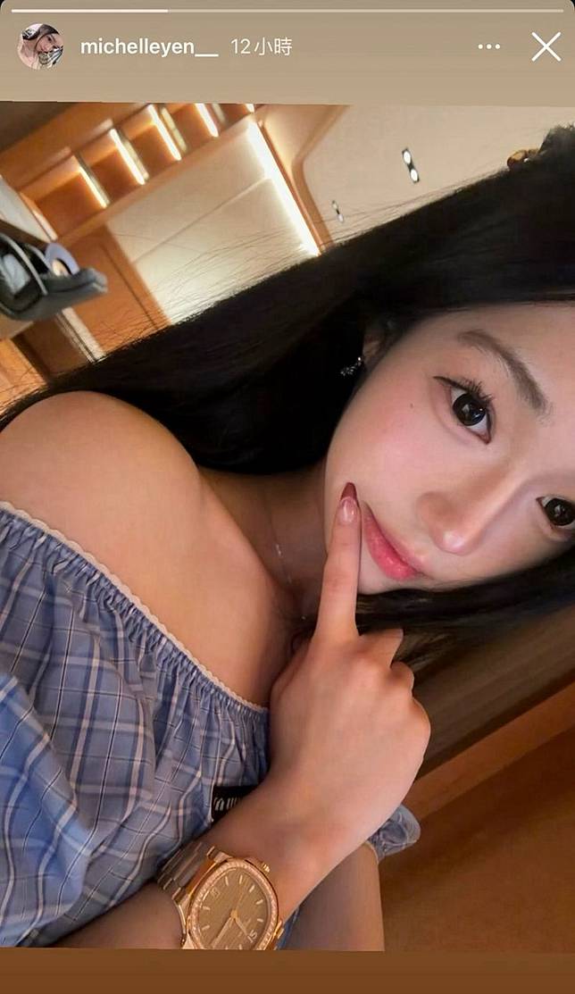 Michelle曬出近距離自拍，手腕上的百達翡麗玫瑰金鑽錶價值238萬元。（翻攝michelleyen__ IG）