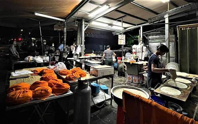 清明節前夕，鹽水民眾熬夜到菜市場排隊購買潤餅皮。（讀者提供）