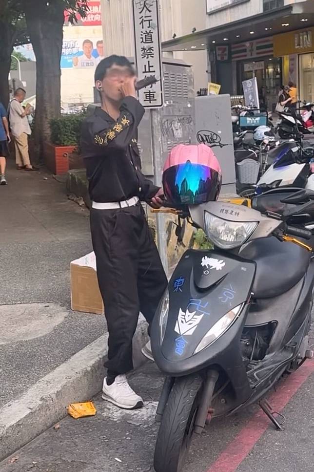 民眾目擊，這名男子把機車停在轉角紅線，拿著麥克風自顧自地唱起歌來。畫面翻攝threads lulu_hyt105