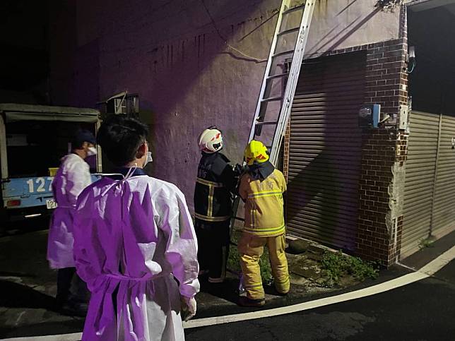 消防人員由樓頂破門進入屋內，將老嫗送醫救治。（記者張翔翻攝）
