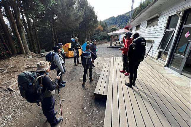 為強化登山管理，國家公園署將研議修法，納入保險制度、登山違規裁罰與留守人機制。（圖片來源／內政部提供）