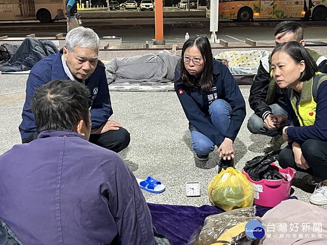 ▲高市府關懷街友求職、身體狀況。