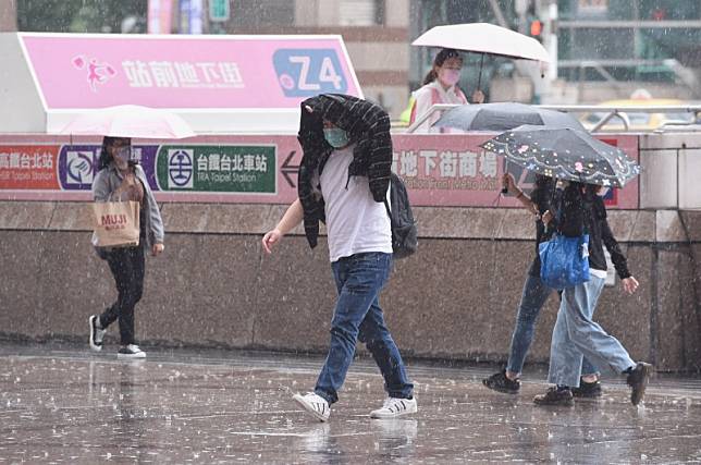 明(26)日中南部白天有雷陣雨出現，午後則是全台各地都需留意雷陣雨。(資料照)