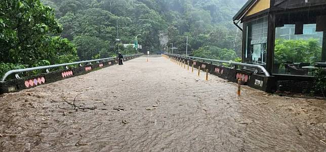    ▲巴威颱風雨炸苗栗，台3線132k卓蘭大湖段路樹土石崩落路面，道路無法通行（圖／苗栗縣政府提供）  