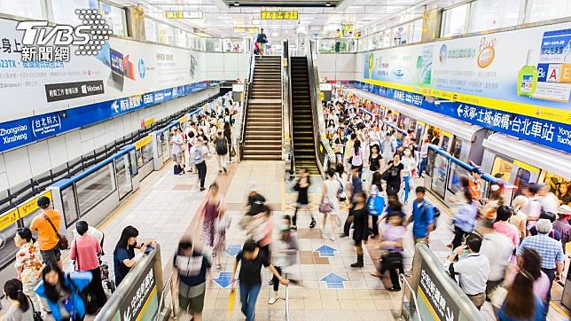 台北捷運人潮相當密集。（示意圖／shutterstock 達志影像）