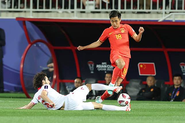 Dai Weijun ® of China vies with Vahdat Hanonov of Tajikistan during their Group A match at the AFC Asian Cup in Doha, Qatar on Jan. 13, 2024. (Xinhua/Ding Ting)