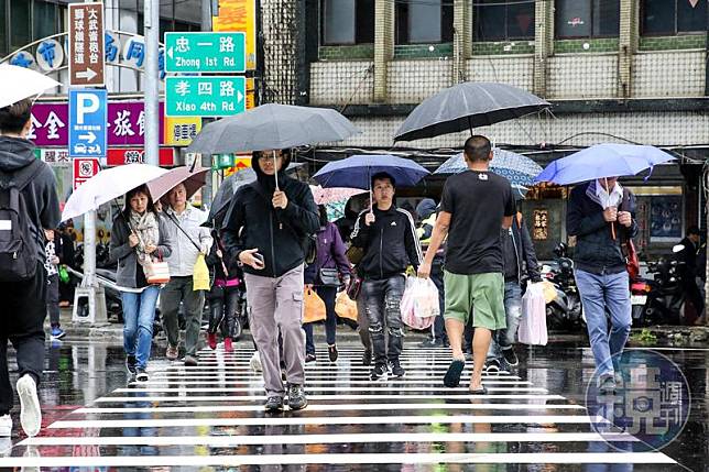 今日北台灣水氣多，濕熱感明顯，明日水氣將減少。（本刊資料照）